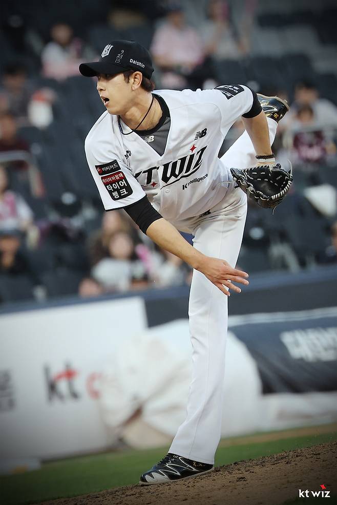 KT 김민수가 19일 수원케이티위즈파크에서 열린 2026 KBO리그 정규시즌 키움전에서 힘차게 공을 뿌리고 있다. 사진 | KT 위즈