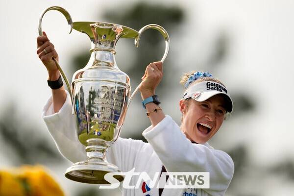 넬리 코르다가 26일(현지시간) 미국 휴스턴에서 열린 '셰브론 챔피언십'에서 우승한 뒤 트로피를 들어 올리고 있다. /사진=뉴시스(AP)