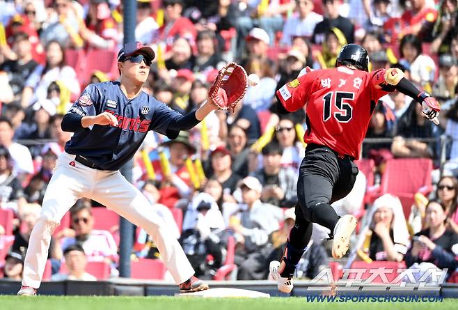 26일 광주KIA챔피언스필드에서 열린 롯데와 KIA의 경기. 3회말 박재현이 스트라이크 아웃 낫아웃때 1루에서 아웃되고 있다. 광주=허상욱 기자wook@sportschosun.com/2026.04.26/