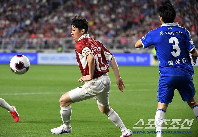 19일 수원 월드컵경기장에서 OGFC와 수원삼성의 레전드 매치가 열렸다. 돌파를 시도하고 있는 박지성. 수원=송정헌 기자songs@sportschosun.com/2026.04.19/
