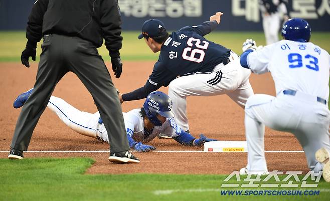1일 대구 삼성라이온즈파크에서 열린 삼성과 두산의 경기. 1회말 1타점 3루타를 날린 삼성 김성윤. 대구=송정헌 기자songs@sportschosun.com/2026.04.01/