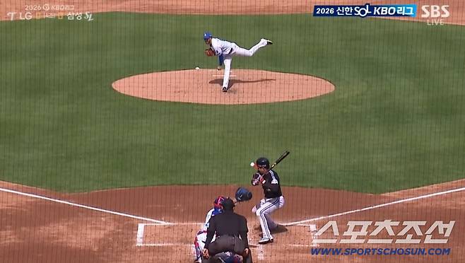 LG 트윈스 오지환이 4회초 삼성 선발 오러클린의 직구가 머리쪽으로 오자 피했으나 헬멧에 맞았다. SBS 중계방송 화면 캡쳐