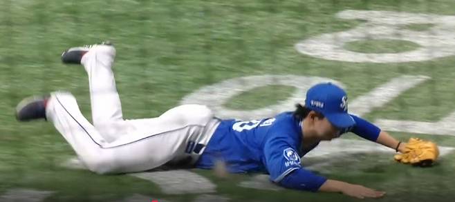 26일 고척 키움전 3회 송지후의 파울타구에 몸을 던진 뒤 쓰러진 장찬희. 출처=KBSN 중계화면