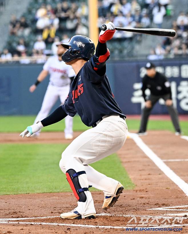 16일 잠실구장에서 열린 LG와 롯데의 경기. 1회초 2사 1,3루 롯데 윤동희가 안타를 날리고 있다. 잠실=박재만 기자 pjm@sportschosun.com/2026.04.16/