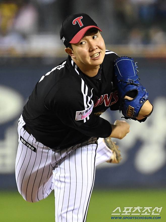 24일 잠실야구장에서 열린 LG와 두산의 경기. 9회 마운드 올라 투구하고 있는 LG 유영찬. 잠실=송정헌 기자songs@sportschosun.com/2026.04.24/