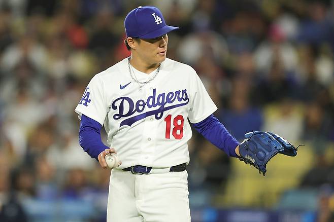 Los Angeles Dodgers starting pitcher Yoshinobu Yamamoto gestures during the fourth inning of a baseball game against the Miami Marlins Monday, April 27, 2026, in Los Angeles. (AP Photo/Ryan Sun)







<저작권자(c) 연합뉴스, 무단 전재-재배포, AI 학습 및 활용 금지>