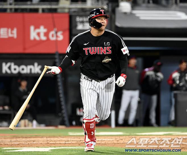 28일 수원KT위즈파크에서 열린 LG와 KT의 경기, 4회초 문보경이 솔로홈런을 치고 1루로 향하고 있다. 수원=허상욱 기자wook@sportschosun.com/2026.04.28/