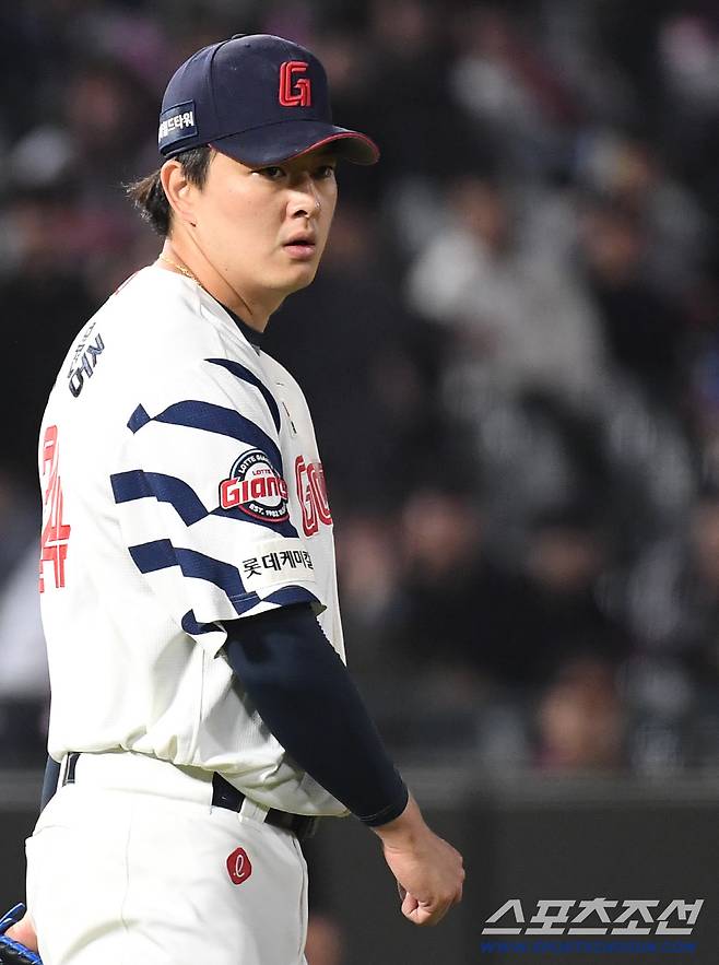 28일 부산 사직야구장에서 열린 롯데와 키움의 경기. 투구하고 있는 롯데 김원중. 부산=송정헌 기자songs@sportschosun.com/2026.04.28/