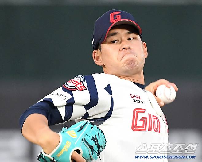 28일 부산 사직야구장에서 열린 롯데와 키움의 경기. 선발 투구하고 있는 롯데 김진욱. 부산=송정헌 기자songs@sportschosun.com/2026.04.28/