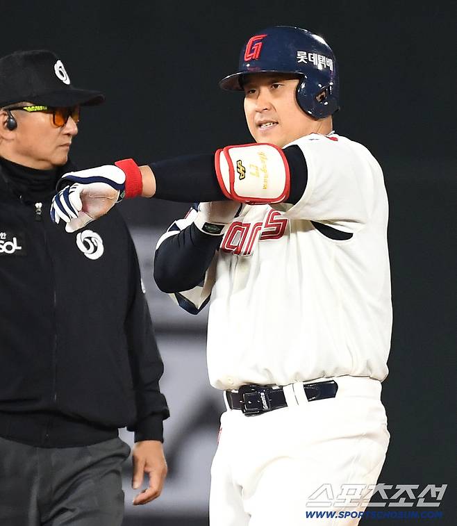 28일 부산 사직야구장에서 열린 롯데와 키움의 경기. 7회 2루타를 날린 롯데 유강남. 부산=송정헌 기자songs@sportschosun.com/2026.04.28/