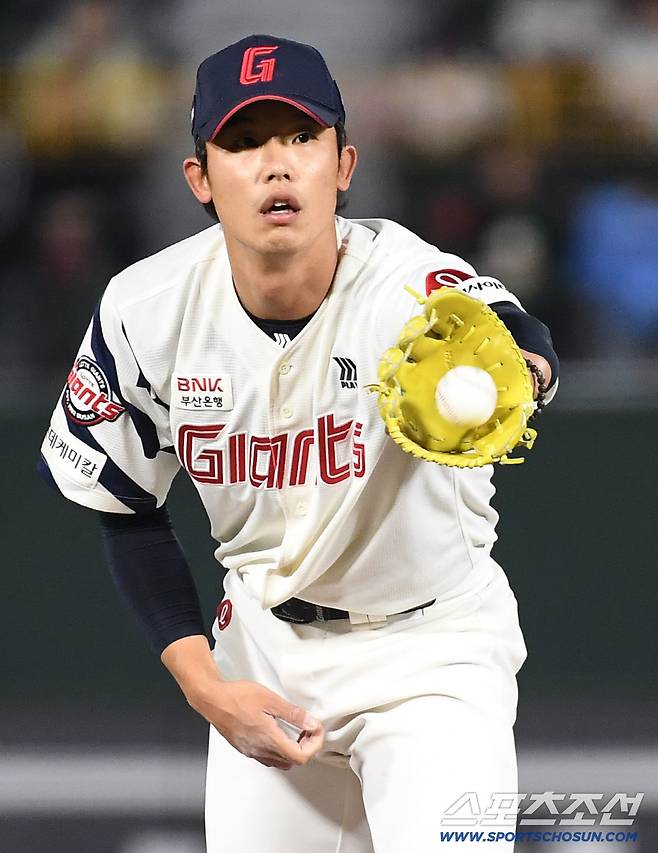 28일 부산 사직야구장에서 열린 롯데와 키움의 경기. 투구하고 있는 롯데 현도훈. 부산=송정헌 기자songs@sportschosun.com/2026.04.28/