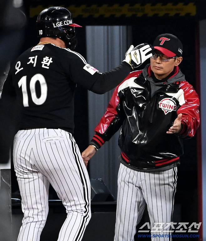 28일 수원KT위즈파크에서 열린 LG와 KT의 경기, 8회초 2사 2,3루 박동원의 1타점 적시타에 2루주자 오지환이 홈인하며 염경엽 감독의 환영을 받고 있다. 수원=허상욱 기자wook@sportschosun.com/2026.04.28/