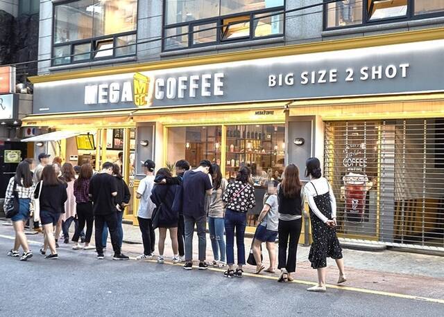 28일 금융감독원 전자공시시스템에 따르면 메가커피를 운영하는 엠지씨글로벌(구 앤하우스)의 지난해 매출은 전년(4960억원) 대비 30.4% 증가한 6469억원을 기록했다. 사진은 서울 마포구 메가MGC커피 매장. /메가MGC커피