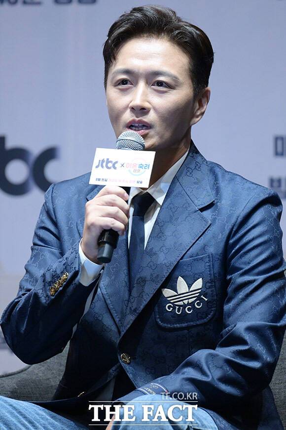 배우 진태현이 JTBC 예능프로그램 '이혼숙려캠프' 하차 소식을 전하며 "앞으로도 여러 방송과 여러 도전도 열심히 해보겠다. 시청자분들 진심으로 감사했다"고 인사했다. 사진은 2024년 서울 구로구의 한 호텔에서 열린 '이혼숙려캠프' 제작발표회에 참석해 인사말을 하고 있는 모습. /더팩트 DB