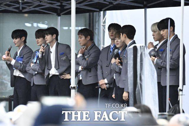그룹 워너원이 7년 만에 Mnet Plus 새 리얼리티 프로그램 'WANNA ONE GO : Back to Base'로 팬들과 만난다. 사진은 지난 6일 오전 서울 마포구 상암동 DMC 문화공원에서 오프닝 행사를 연 모습. /송호영 기자