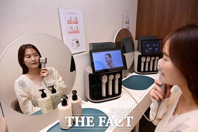 '메디스파 올인원'을 통해선 전문 에스테틱에서 사용하는 5대 관리 기술(듀얼초음파·EP·고주파·미세전류·LED) 등을 통해 손쉽게 피부를 관리할 수 있단 점이 특징이다. /이새롬 기자