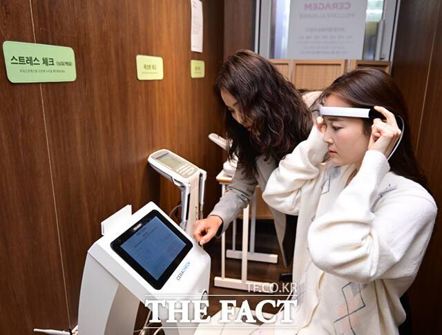 앱 기반 헬스케어 서비스 '웰라이프 맴버십'을 다운받아 회원가입한 뒤 '세라체크' 서비스와 연동하면 스트레트, 체성분, 혈압 체크가 가능하다. /이새롬 기자
