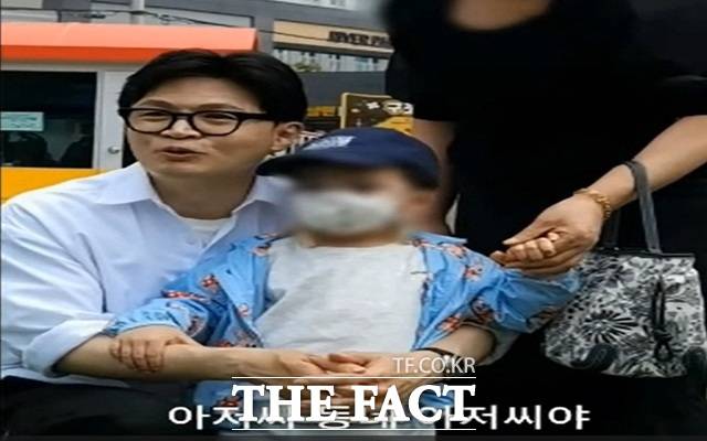 한동훈 전 국민의힘 대표가 부산 북구에서 시민들과의 소통을 강화하며 '동네 아저씨'를 자처하고 나섰다. /한동훈 유튜브 채널