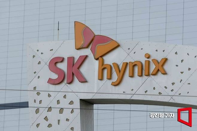 SK하이닉스가 고대역폭메모리, HBM 효과로 2024년 3분기 매출과 영업이익, 순이익 모두 사상 최대 실적을 기록했다. 사진은 25일 경기 이천 SK하이닉스 본사. 사진=강진형 기자
