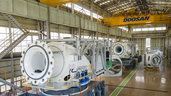 두산에너빌리티 창원 풍력 공장에 풍력발전기에 들어가는 메인 프레임과 허브 등 주요 기자재가 조립을 위해 기다리고 있다. 두산에너빌리티