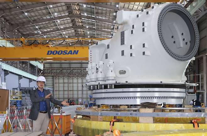 박지웅 두산에너빌리티 풍력영업1팀장이 창원 풍력공장에서 생산중인 8MW 풍력 터빈에 대해 설명하고 있다. 이 제품은 야월해상풍력에 설치될 예정이다. 두산에너빌리티