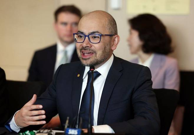 데미스 허사비스 구글 딥마인드 최고경영자(CEO)가 27일 서울 종로구 포시즌스호텔에서 열린 과기정통부-구글 딥마인드 MOU 체결식에서 인사말을 하고 있다. 연합뉴스