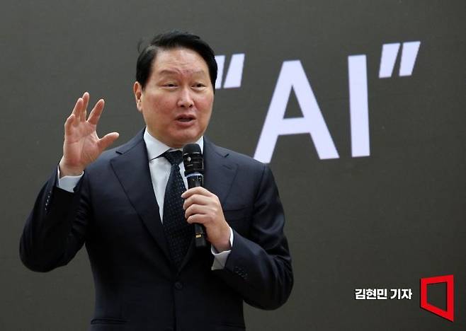 최태원 대한상공회의소 회장 겸 SK그룹 회장이 28일 국회의원회관에서 열린 한중의원연맹 정책세미나에서 '미·중 AI 기술 패권 경쟁 속 대한민국 성장전략'를 주제로 강연하고 있다. 김현민 기자