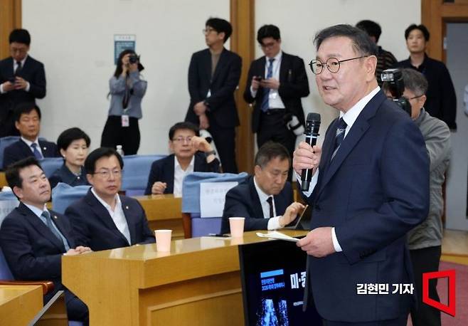 한중의원연맹 회장인 김태년 더불어민주당 의원이 28일 국회의원회관에서 열린 한중의원연맹 정책세미나에서 인사말하고 있다. 김현민 기자