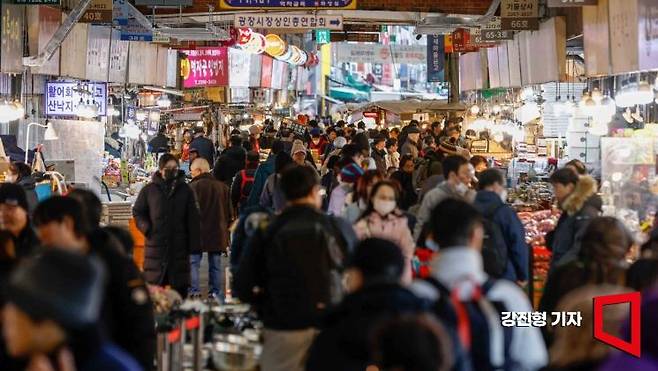 민족 대 명절 설날을 앞둔 7일 서울 종로구 광장시장을 찾은 시민들로 붐비고 있다. 사진=강진형 기자aymsdream@
