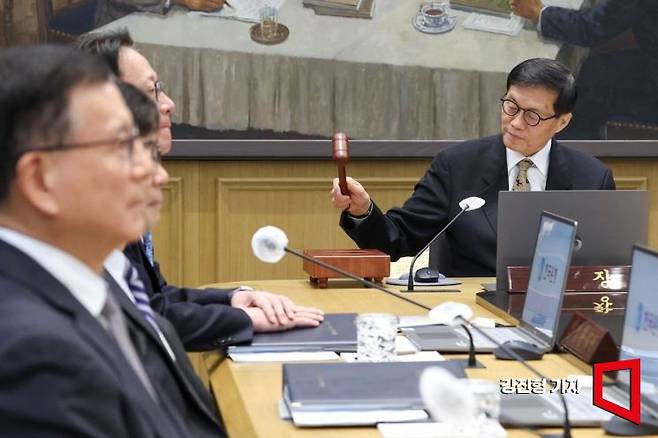 이창용 한국은행 총재가 10일 서울 중구 한국은행 본관에서 열린 금융통화위원회 본회의에서 의사봉을 두드리고 있다. 2026.4.10 강진형 기자