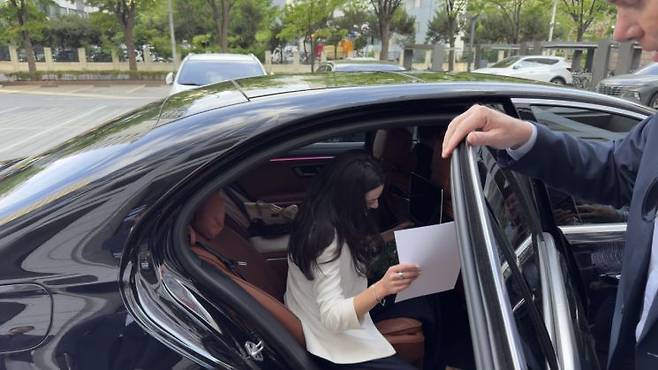 매디슨 황 엔비디아 옴니버스·로보틱스 마케팅 수석이사가 28일 서울 여의도 LG트윈타워에서 LG전자 고위급 경영진과 회동 후 이동하고 있다. 권현지 기자