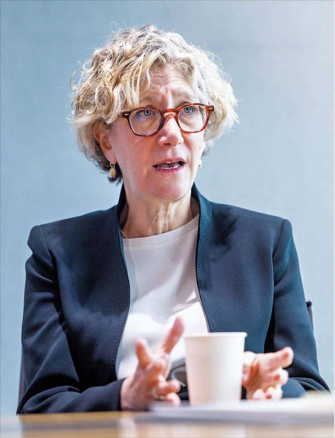 27일 서울 종로구 크레센도빌딩 김앤장 법률사무소에서 클라우디아 살로몬(57) 국제상업회의소(ICC) 국제중재법원장이 본지와 인터뷰하고 있다. /김지호 기자