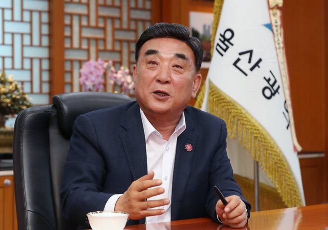 김두겸 울산시장이 지난 22일 울산 남구 울산시청에서 본지와 인터뷰를 하고 있다. 김 시장은 “재선에 성공한다면 100조원대 1기가와트(GW) 규모의 AI(인공지능) 데이터센터를 울산에 유치하겠다”며 중화학 공업 중심의 울산을 ‘AI 수도’로 바꾸겠다고 했다. /김동환 기자