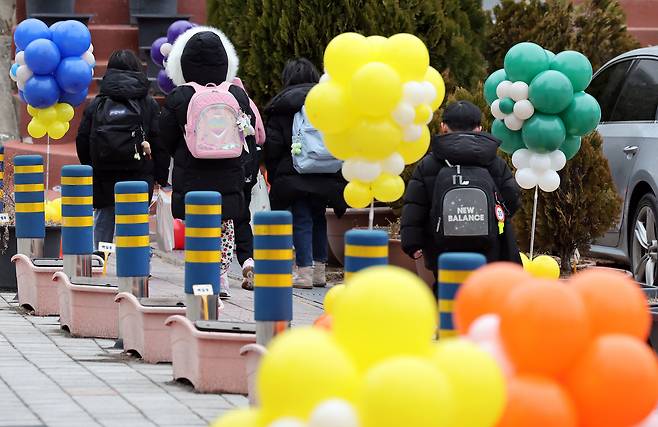 올해 새 학기부터 초등학생 방과후 돌봄·교육프로그램이  '온동네 초등돌봄·교육' 체제로 전환되어 학교는 물론 지역사회도 초등돌봄·교육에 동참하는 것으로 확대되었다. 사진은 서울 마포구의 한 초등학교 학생들이 등교하는 모습. / 뉴스1