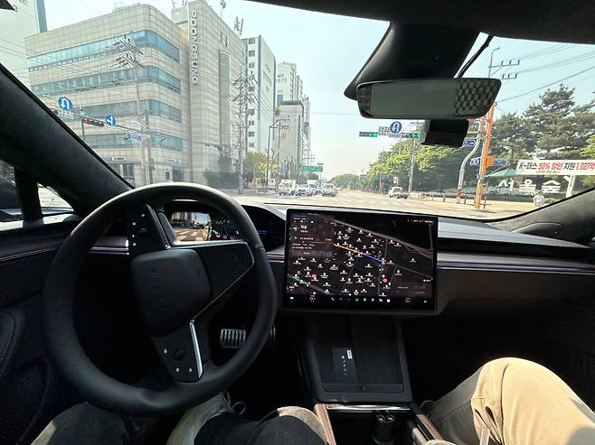 지난 27일 오전 서울 성동구에서 FSD가 장착된 테슬라 차량이 좌회전 신호를 인식하고 스스로 주행하고 있다./김강한 기자
