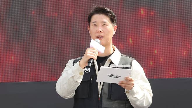 최승호 초기업노동조합 삼성전자 지부 위원장이 23일 오후 경기 평택시 삼성전자 평택사업장 앞에서 열린 투쟁결의대회에서 투쟁사를 하고 있다. /뉴시스