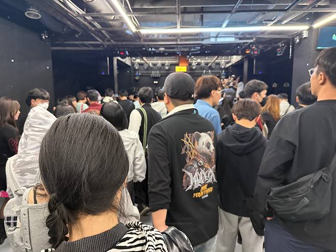 지난 25일 서울 마포구 홍익문화공원 인근 공연장이 '지하돌' 콘서트 이후 물품 판매 행사에 참여하기 위한 사람들로 붐비고 있다. /현정민 기자