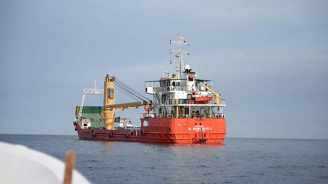 12일 오만 무산담 주 연안의 호르무즈 해협을 항해 중인 선박. /로이터