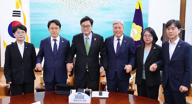 우원식 국회의장이 28일 서울 여의도 국회에서 열린 초당적 개헌 추진을 위한 제정당 제3차 연석회의에서 참석자들과 기념 촬영을 하고 있다./뉴스1