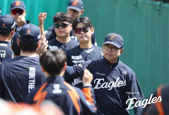 양상문(맨 앞) 한화이글스 코치. 한화이글스 제공