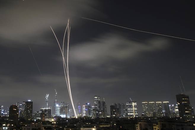 지난해 6월 18일 이스라엘 텔아비브 상공에서 이스라엘 방공 시스템 아이언돔이 이란의 미사일을 요격하기 위해 가동되고 있다. 텔아비브=AP/뉴시스