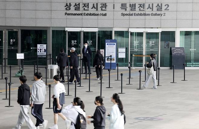 서울 용산구 국립중앙박물관을 찾은 관람객들이 줄지어 입장을 하고 있다. 2026.04.01 뉴시스