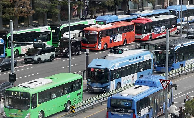 28일 오후 서울 중구 서울역 버스환승센터에서 시민들이 버스를 이용하고 있다. 국토교통부는 이날 중동발 고유가 여파로 심화된 출퇴근 혼잡 완화를 위해 버스 196개 노선을 증차하고 시차 출퇴근 환급을 확대한다고 밝혔다. 2026.4.28/뉴스1