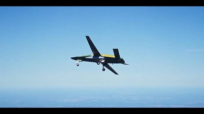 미 해군의 MQ-25A ‘스팅레이’ 무인항공기가 지난 25일(현지 시간) 미국 일리노이주 마스쿠타에 위치한 보잉 시설에서 첫 비행을 하고 있다. 보잉 제공