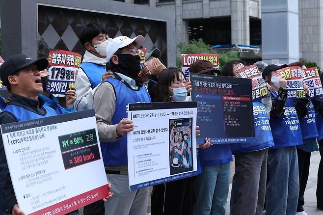 제주항공 참사 유족들이 28일 오전 서울 중구 서울파이낸스센터(보잉코리아 본사) 앞에서 제주항공 무안공항 참사 초고속 동체착륙 보잉 737 기체결함 분석 발표 및 항의 기자회견 중 오열하고 있다. 2026.04.28. [서울=뉴시스]