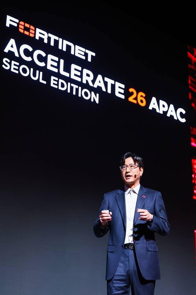 알렉 킴 포티넷 아시아태평양 시스템엔지니어링컨설턴트 총괄이 28일 서울 삼성동 그랜드 인터컨티넨탈 서울 파르나스에서 열린 포티넷 엑설러레이트에서 AI 시대 보안 과제를 발표하고 있다. 포티넷 제공