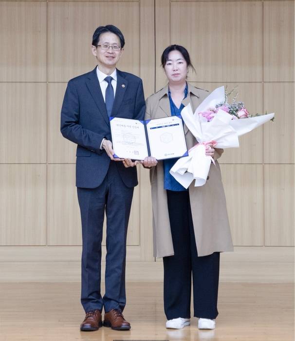 백승보(왼쪽) 조달청장과 윤현지 (주)넥스브이 대표가 기념 촬영을 하고 있다. 사진=(주)넥스브이