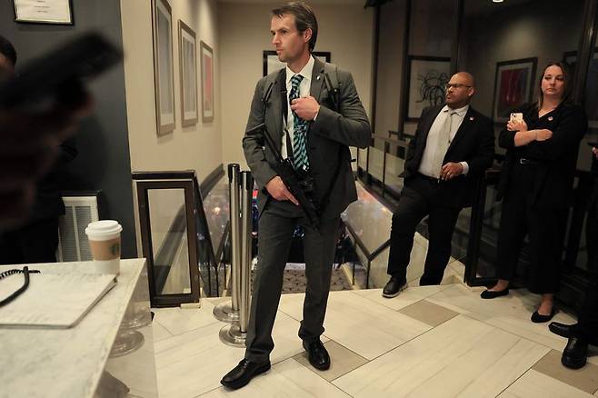 지난 25일(현지시간) 미국 워싱턴DC 힐튼호텔에서 열린 백악관 출입기자 만찬 행사장 밖에서 총성이 울리자 백악관 비밀경호국 요원들이 총기를 든 채 주변을 경계하고 있다.AFP연합뉴스