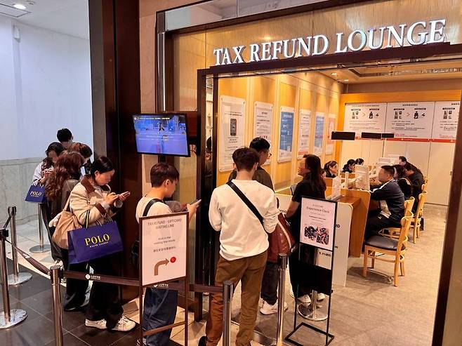 서울 중구 롯데백화점 본점 택스리펀 라운지가 외국인들로 붐비고 있다. 롯데백화점 제공