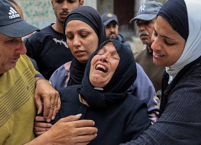 26일(현지시각) 가자지구에서 이스라엘군의 발포로 숨진 팔레스타인 주민의 장례식에서 가족이 통곡하고 있다. 로이터 연합뉴스